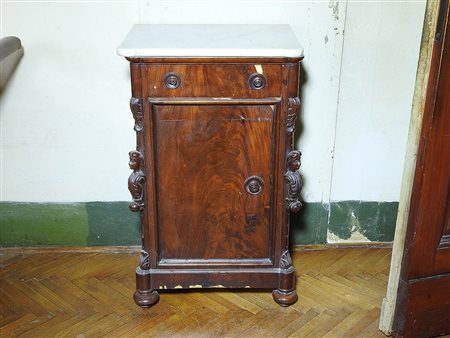 Comodino impiallacciato in piuma di noce XIX secolo piano in marmo bianco,...