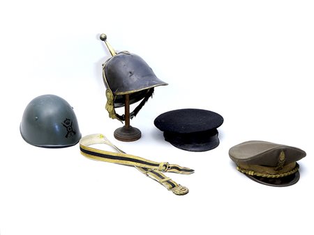 Lotto di militaria tra cui due elmetti, due cappelli e una cintura (5)