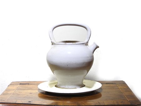 Versatoio in terracotta smaltata corredato da piatto non pertinente, difetti