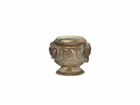 Vaso in terracotta istoriato con scene classiche, anse realizzate come teste...