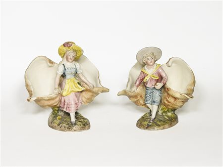 Coppia di fiorire in terraglia realizzate come due contadinelli con ceste,...