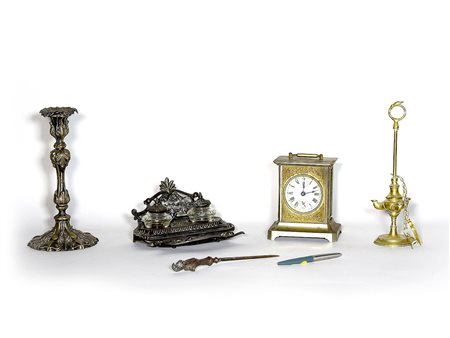 Lotto di oggetti d'epoca calamaio con tagliacarte in metallo, ufficialina in...