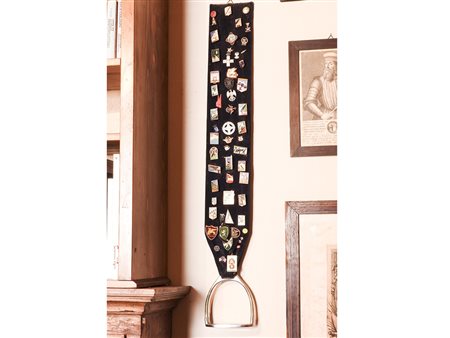 Raccolta di distintivi militari applicati su di un sostegno in velluto a...