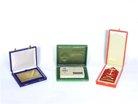 Tre placche commemorative militari una in travertino "Il comandante delle 3°...