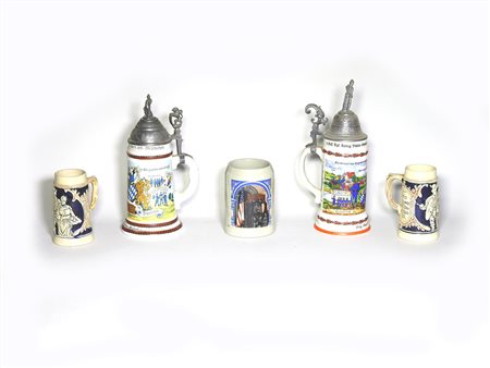 Raccolta di cinque boccali da birra in ceramica