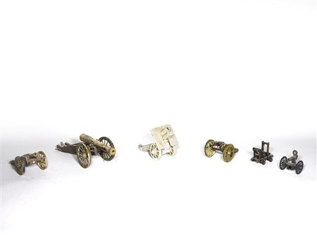 Tre modellini di cannone