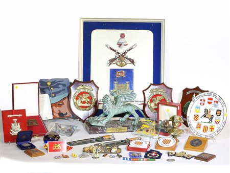 Grande lotto di militaria tra cui alcuni distintivi, un piccolo busto in...