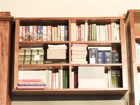 Piccola libreria pensile in legno tenero con scaffali a giorno h cm 70,5x110x29