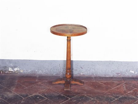 Tavolino rotondo da fumo in noce piano intarsiato con Rosa dei Venti,...