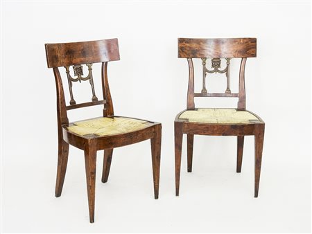 Coppia di sedie in ciliegio inizio del XIX secolo schienale con cartella...