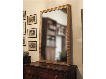 Specchiera rettangolare con cornice in legno intagliato e dorato e pastiglia...