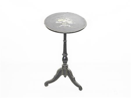 Tavolino ovale in legno ebanizzato fine del XIX/inizio del XX secolo piano...