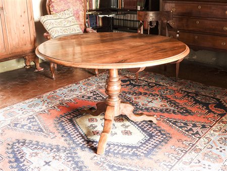 Tavolo rotondo a vela in noce metà del XIX secolo sostegno centrale tornito...