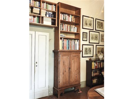 Stipo rustico in legno tenero inizio del XX secolo fronte a due sportelli,...