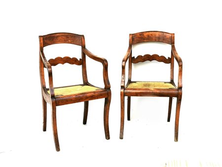 Serie di tre poltroncine in noce prima metà del XIX secolo schienale con...