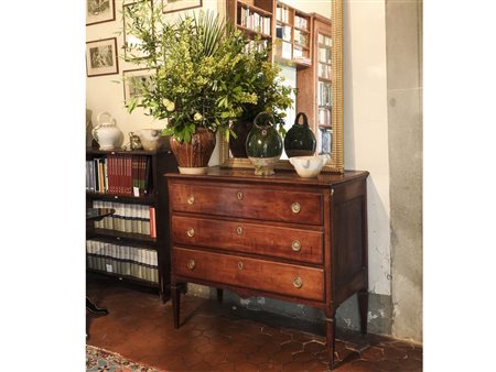 Cassettone impiallacciato in ciliegio fine del XVIII secolo tre cassetti sul...