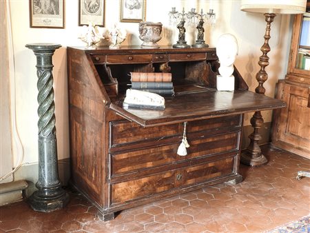 Cassettone a ribalta impiallacciato in mogano e piuma di mogano seconda metà...