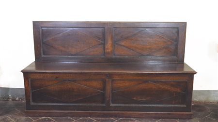 Panca da ingresso in noce inizio del XX secolo intagliata con motivi a...