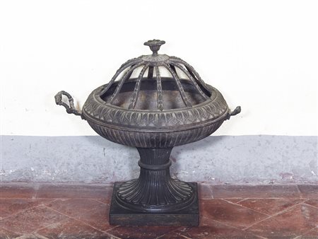 Braciere in ghisa XIX secolo realizzato come una grande coppa di gusto...
