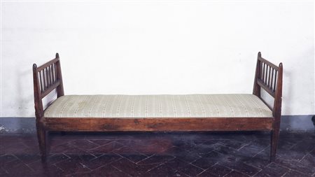 Divanetto a panca in noce fine del XVIII secolo braccioli a ringhiera, gambe...