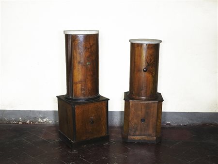 Due comodini a colonna impiallacciati in ciliegio prima metà del XIX secolo...