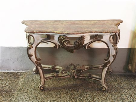 Console in legno intagliato e laccato metà del XVIII secolo piano sagomato...
