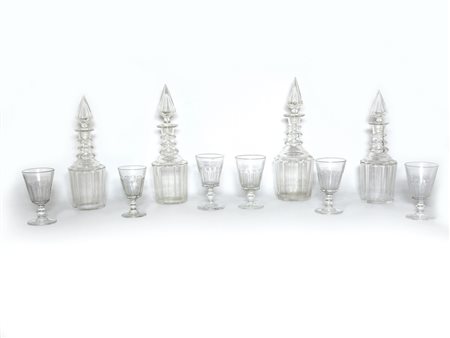 Serie di quattro bottiglie in cristallo molato XIX secolo con tappi...