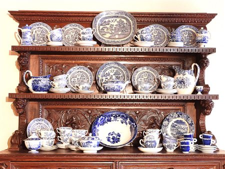 Grande lotto di terraglie inglesi decorate in monocromia blu con fiori e...