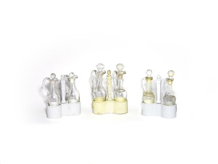 Coppia di oliere in porcellana inizio del XIX secolo di gusto neoclassico,...