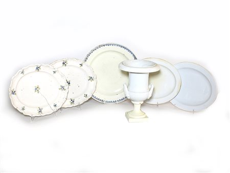 Lotto di maioliche e terraglie d’epoca tra cui una coppia di vassoi e un vaso...