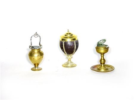Lotto di oggetti d'epoca un calice con coperchio in metallo dorato, la coppa...
