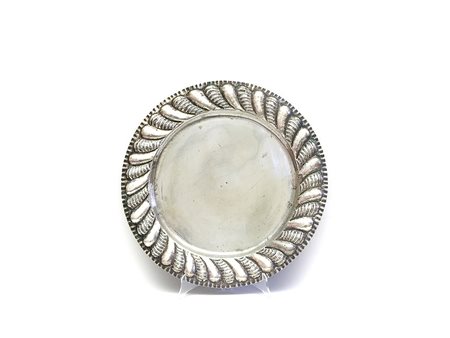 Vassoio rotondo in argento bordo baccellato gr 1060