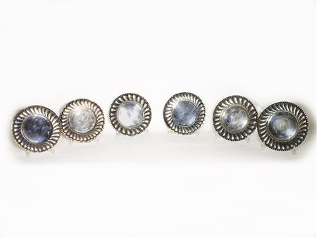 Serie di sei piatti in argento bordo baccellato, en pendant con il lotto...