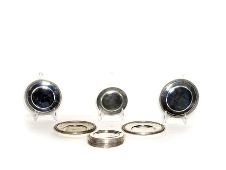 Lotto di argenteria composto da serie di nove sottobicchieri con bordo a...