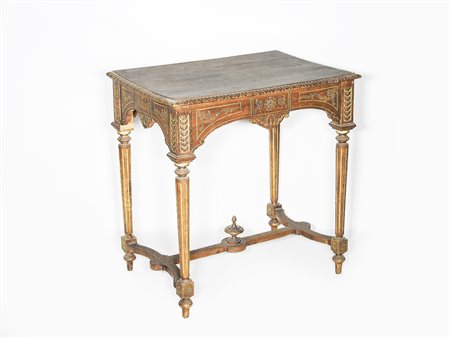 Tavolino in noce inizio del XX secolo pendaglina incisa con volute e girali...