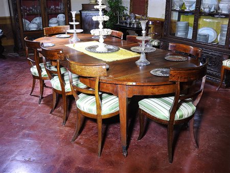 Grande tavolo da pranzo ovale in ciliegio fine del XVIII secolo otto gambe a...