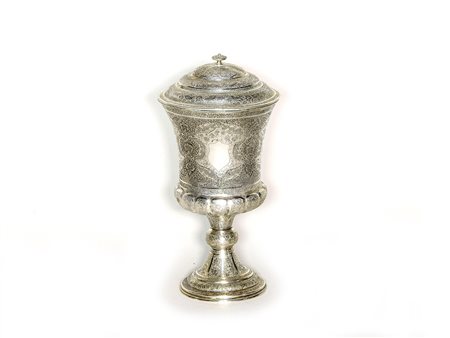 Grande coppa in argento con coperchio finemente cesellata con arabeschi gr 600