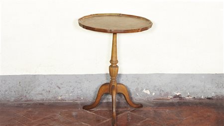 Due tavolini tondi da appoggio in noce sostegno centrale, difetti h cm 56x41,...