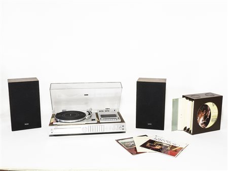 Impianto stereo corredato da mobiletto e collezione di dischi a 33 giri,...