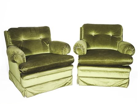 Coppia di poltrone imbottite rivestite in velluto verde salvia