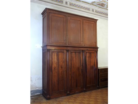 Armadio guardaroba in piuma di noce XIX secolo fronte dritto a tre sportelli...