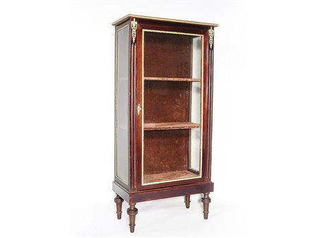 Vetrinetta in mogano inizio del XX secolo applicazioni in bronzo dorato,...