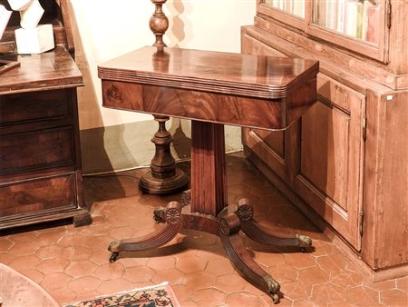 Tavolino da gioco a libro impiallacciato in piuma di mogano metà del XIX...