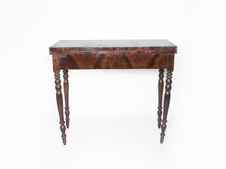 Tavolino da gioco a libro impiallacciato in piuma di mogano metà del XIX...