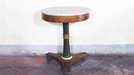 Tavolino rotondo impiallacciato in piuma di noce inizio del XIX secolo piano...