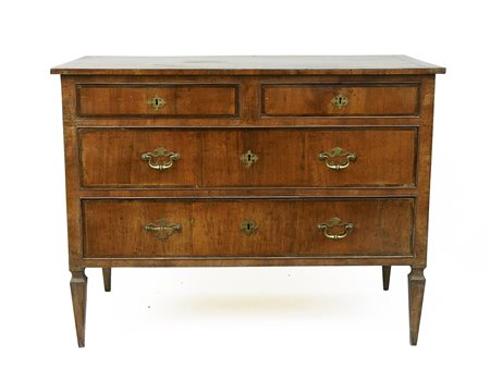 Cassettone impiallacciato in noce fine del XVIII secolo intarsiato con...