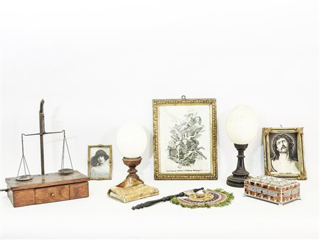 Lotto di curiosità d’epoca tra cui una bilancia, due uova di struzzo e alcune...