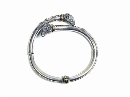Bracciale d’epoca in argento realizzato come un cerchio con finali a testa di...