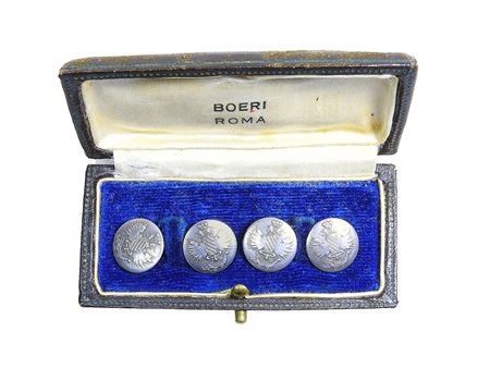 Paio di gemelli in argento cesellati con lo stemma della famiglia del...