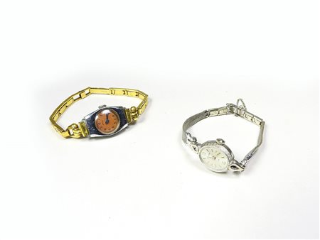 Due orologi da polso d’epoca uno in acciaio con cinturino in oro a basso...